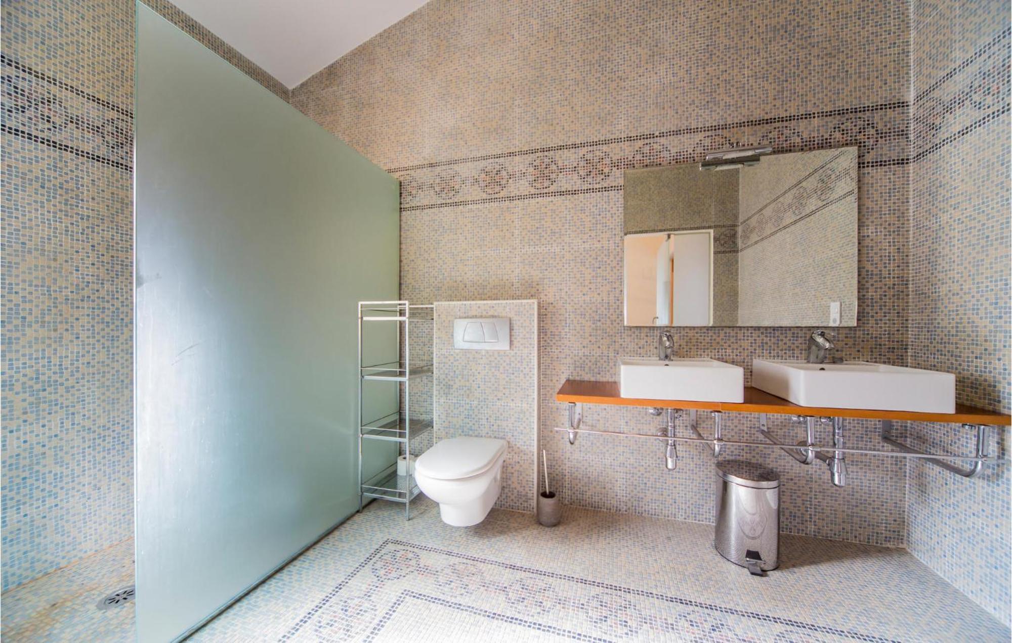 Amazing Home In Ador With Kitchenette 외부 사진