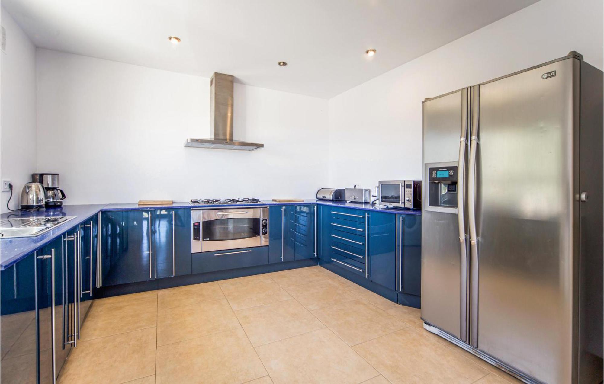 Amazing Home In Ador With Kitchenette 외부 사진